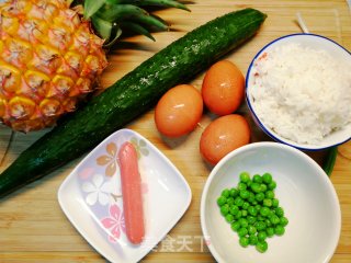 夏日开胃炒饭～菠萝鸡蛋炒饭的做法步骤：1