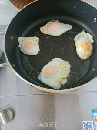 洋葱鸡蛋排骨面的做法步骤：1