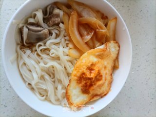 洋葱鸡蛋排骨面的做法步骤：5