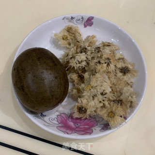 罗汉果菊花水的做法步骤：1
