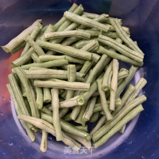 豆角炒肉饼的做法步骤：1