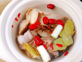 玉米大骨鸡汤的做法步骤：2