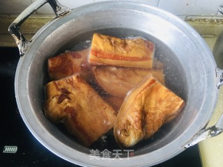 青椒炒腊肉的做法步骤：1