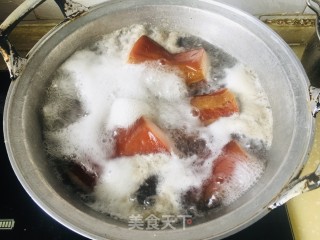 青椒炒腊肉的做法步骤：2