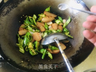 青椒炒腊肉的做法步骤：8