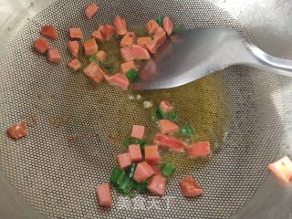 芒果炒饭的做法步骤：2