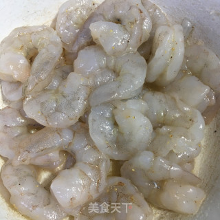 黄瓜炒虾仁的做法步骤：1