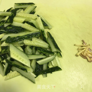 黄瓜炒虾仁的做法步骤：2