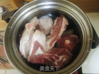 手抓羊肉的做法步骤：1