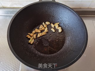 杏鲍菇炒鸡丁的做法步骤：6