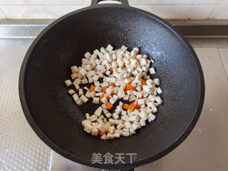 杏鲍菇炒鸡丁的做法步骤：7