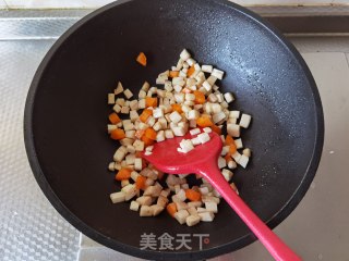 杏鲍菇炒鸡丁的做法步骤：8