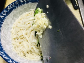 青瓜油泼辣子拌面的做法步骤：4