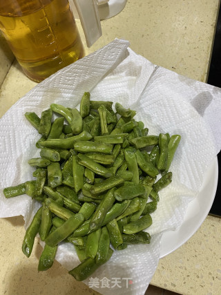 咖喱花菜四季豆焖熏肉的做法步骤：1
