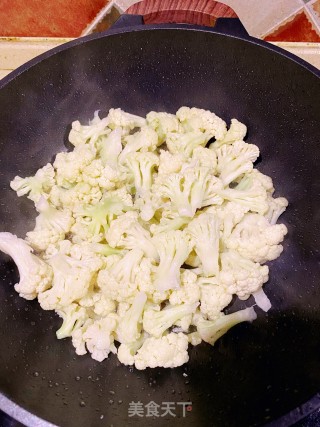 咖喱花菜四季豆焖熏肉的做法步骤：2
