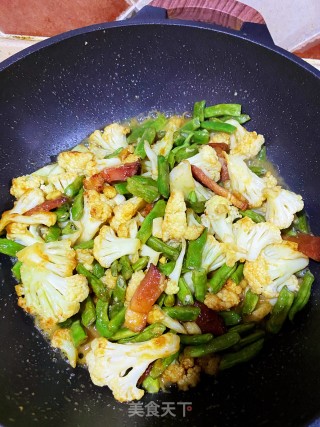 咖喱花菜四季豆焖熏肉的做法步骤：5