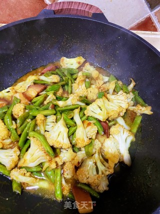 咖喱花菜四季豆焖熏肉的做法步骤：6