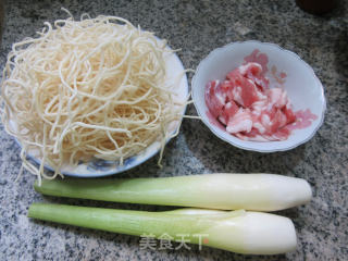 五花肉茭白焖面的做法步骤：1