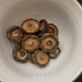 香菇焖排骨的做法步骤：1