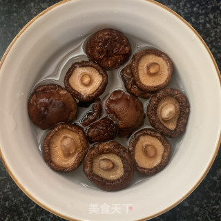 香菇焖排骨的做法步骤：2
