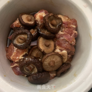 香菇焖排骨的做法步骤：7