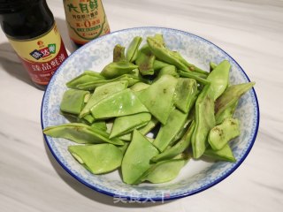 油豆角焖五花肉的做法步骤：1