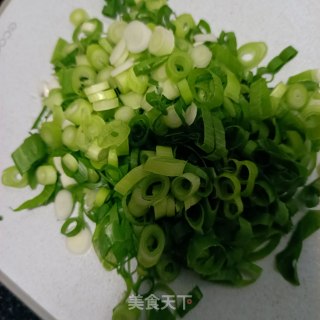 小葱鸡蛋炒对虾酱的做法步骤：2