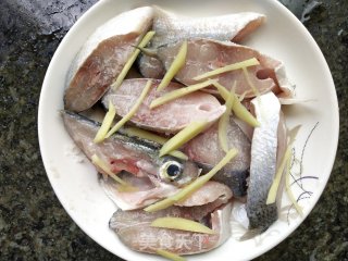 香煎马友鱼的做法步骤：1