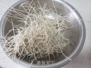 包菜粉条炒木耳的做法步骤：1