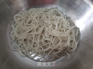 包菜粉条炒木耳的做法步骤：2