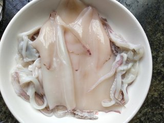 甜椒炒鱿鱼的做法步骤：2