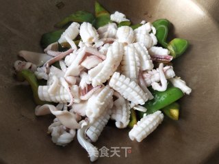 甜椒炒鱿鱼的做法步骤：12