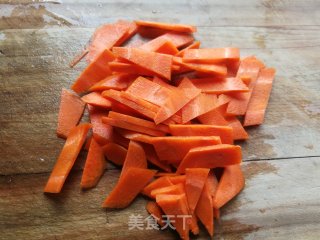 胡萝卜炒包菜的做法步骤：1