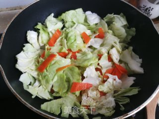 胡萝卜炒包菜的做法步骤：3