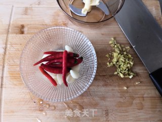 蒜泥烤茄子的做法步骤：1