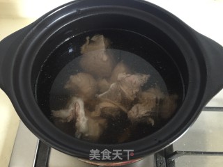 番茄土豆扇骨汤的做法步骤：3
