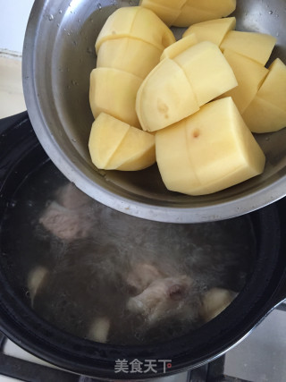 番茄土豆扇骨汤的做法步骤：6
