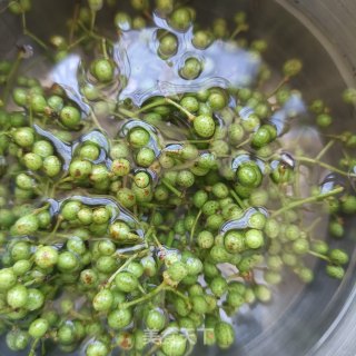 藤椒蒜苔肉酱的做法步骤：1