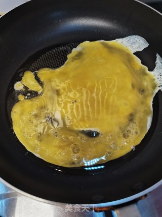 芹菜炒鸡蛋的做法步骤：2