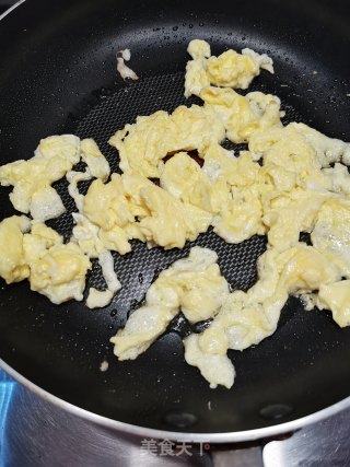 芹菜炒鸡蛋的做法步骤：3