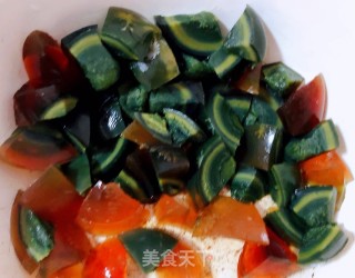 皮蛋豆腐香肠汤#萌系美食#的做法步骤：2