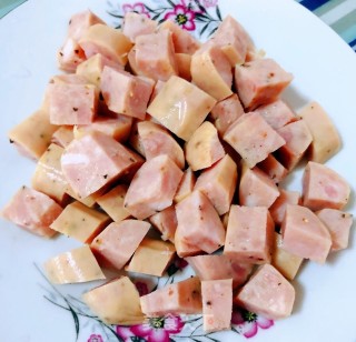 皮蛋豆腐香肠汤#萌系美食#的做法步骤：3