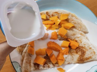 芒果酸奶芝士手抓饼的做法步骤：5