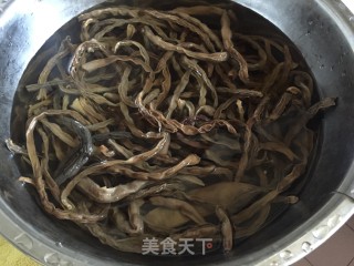 瘦肉炖山豆角干的做法步骤：1
