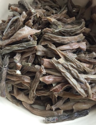 瘦肉炖山豆角干的做法步骤：2