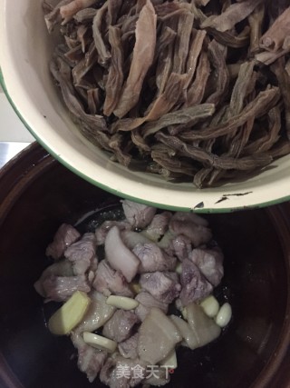瘦肉炖山豆角干的做法步骤：9