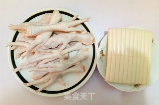 辣鸡爪煮年糕的做法步骤：1