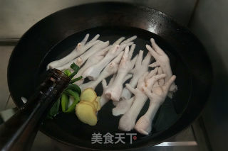 辣鸡爪煮年糕的做法步骤：3