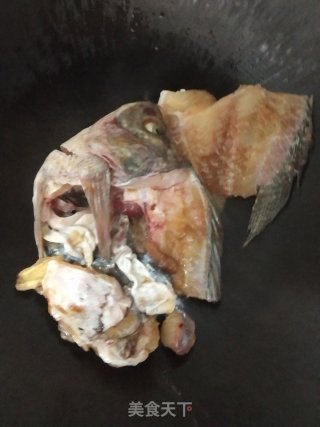 鱼骨熬豆腐汤的做法步骤：3