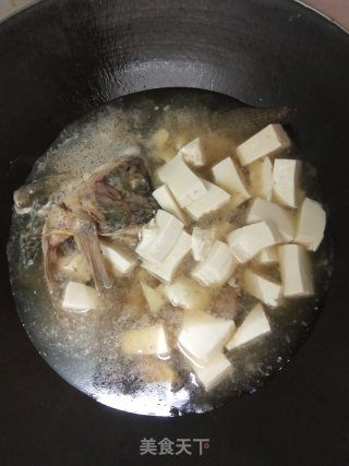 鱼骨熬豆腐汤的做法步骤：4
